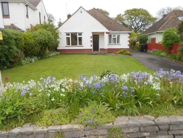 Avon Beach Retreat: A Coastal Bungalow Near Mudeford