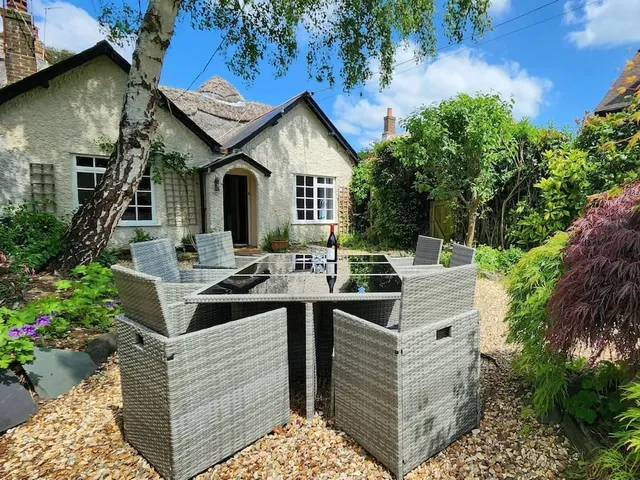 Horseshoe Lodge: Your Dorset Escape in Highcliffe