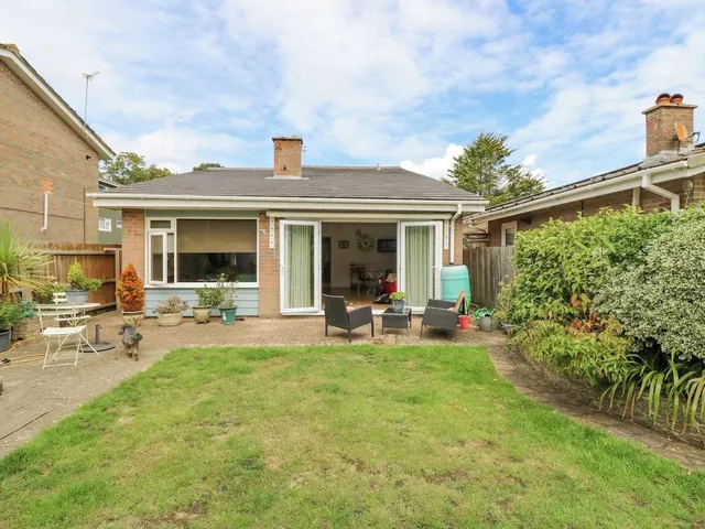 Ivys Place: Your Coastal Hideaway in Highcliffe