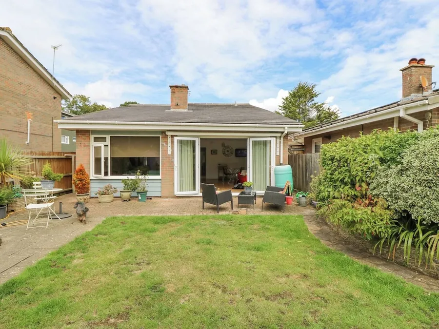 Ivys Place: Your Coastal Hideaway in Highcliffe