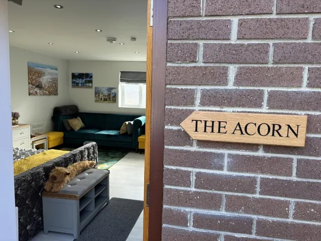 The Acorn: Self-Contained Studio Accommodation in Highcliffe