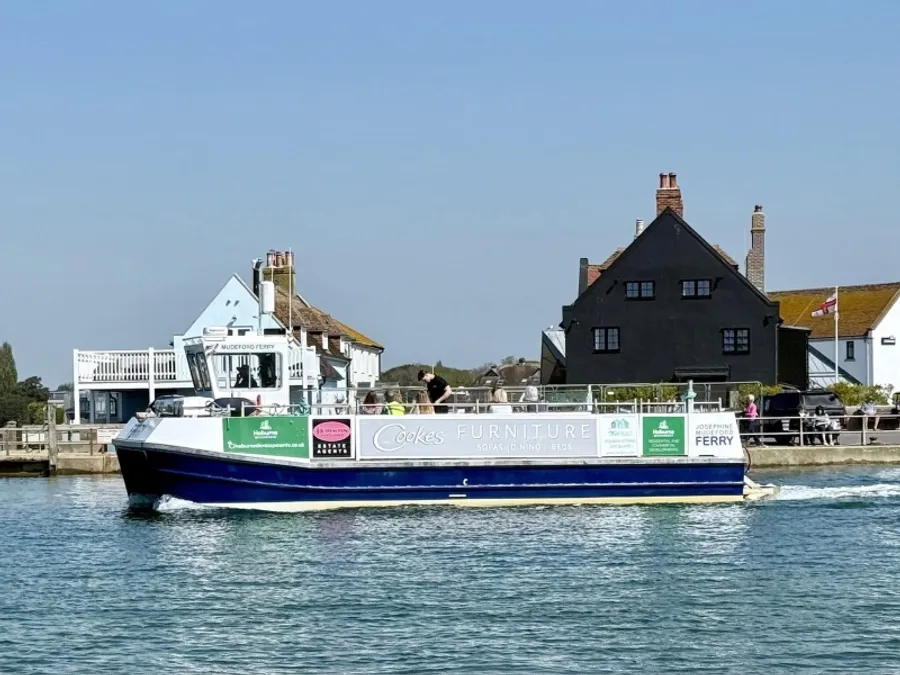 Mudeford Ferry departing its anchor point at Mudeford Quay
